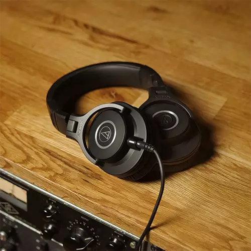 Audio technica ATH-M40x Professional Studio Monitor Headphone-gallery-3
